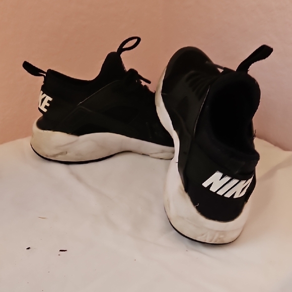 Nike Black Athletic Shoes - Picture 9 of 11